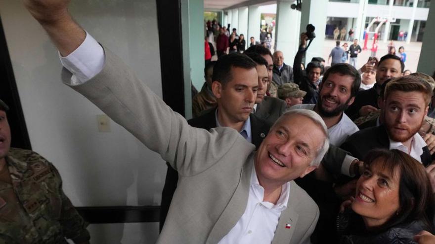 Kast es fa un ‘selfie’ amb diversos seguidors després de votar, ahir. | ESTEBAN FÉLIX / AP