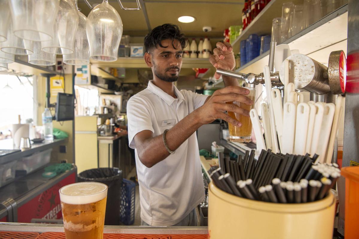 Trabajador sirviendo una cerveza en un chiringuito de la playa de la Barceloneta. Barcelona, 31 de julio de 2026. Foto: Belén González / EP