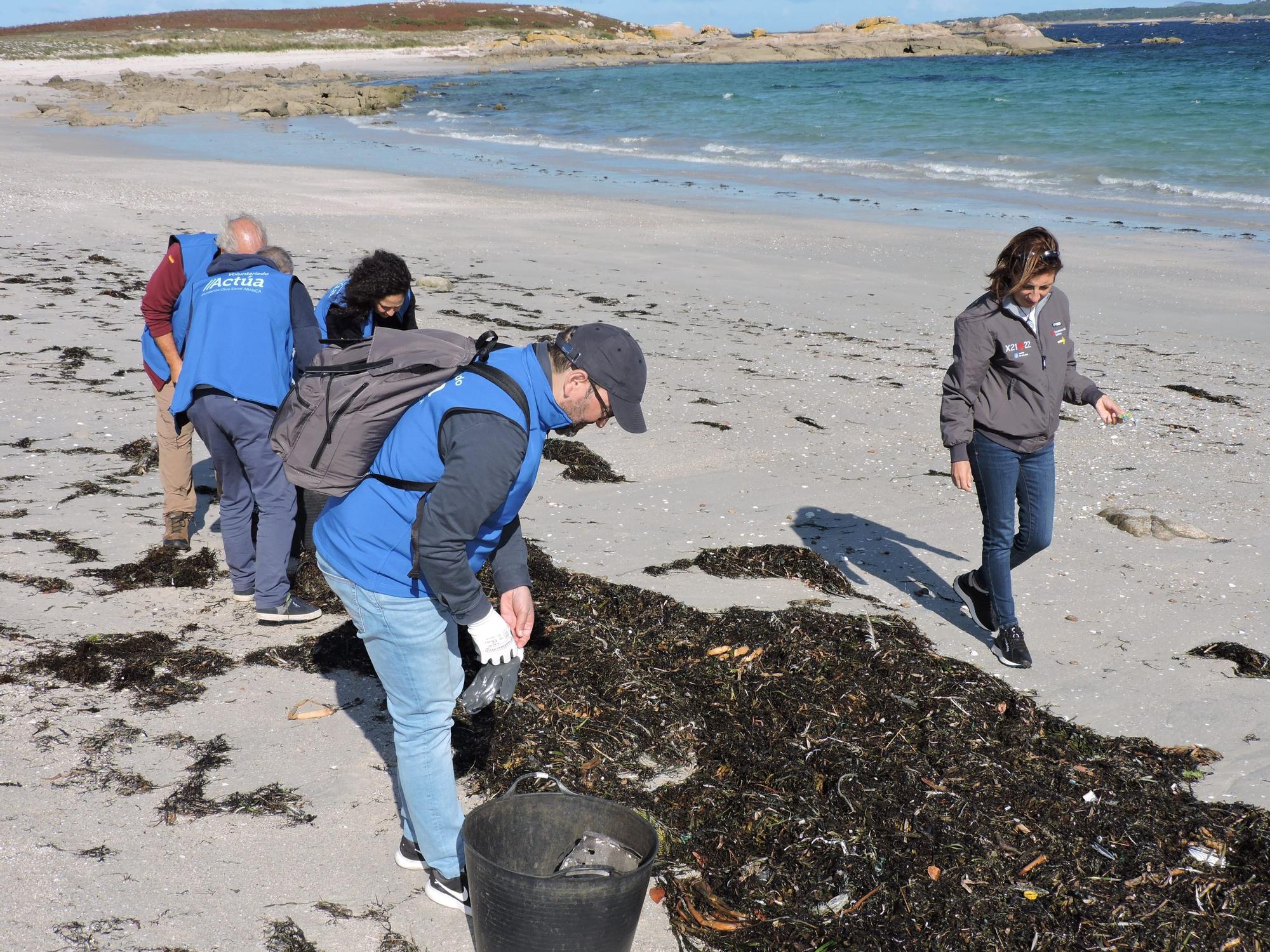 Así luchan los voluntarios de Abanca contra la basura marina y las plantas invasoras en la isla de Sálvora.