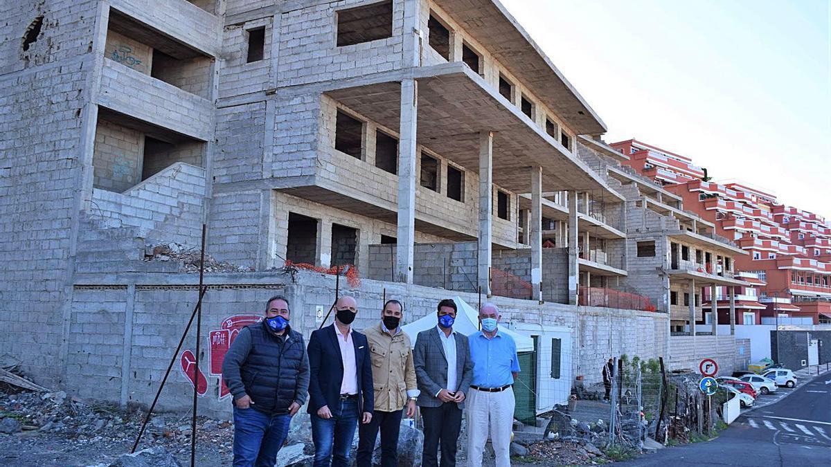 Los inversores junto al alcalde, Emilio Navarro, en la zona donde se realizará la construcción.