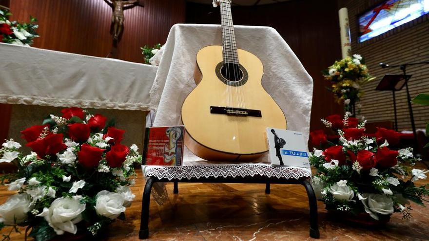 En imágenes | Multitudinaria despedida del padre Javier, el cura rockero, en San Gregorio