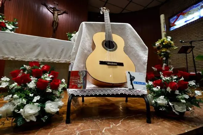 Multitudinaria despedida del padre Javier, el cura rockero, en San Gregorio: "Todavía no me lo creo"
