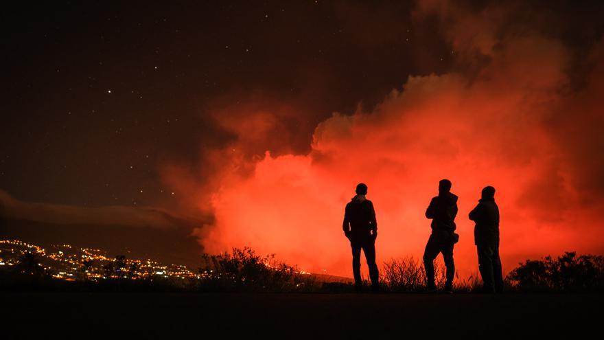 El volcán de La Palma expulsa una enorme bomba volcánica.