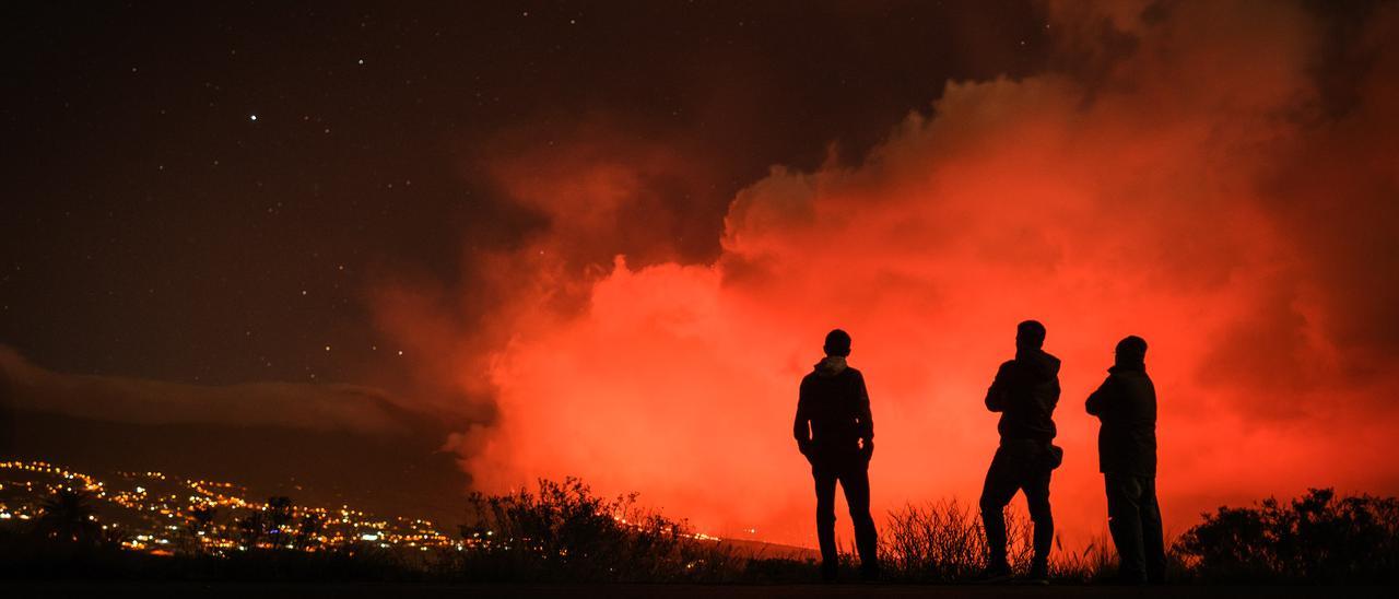 El volcán de La Palma expulsa una enorme bomba volcánica.