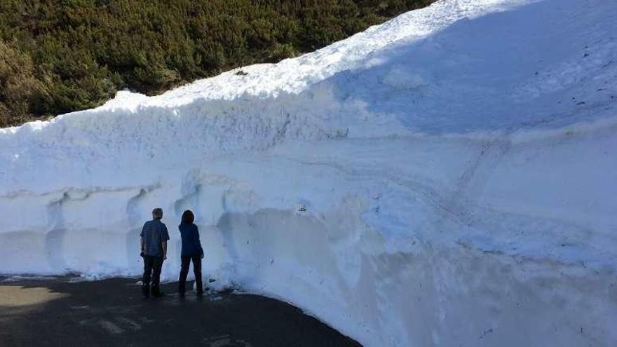 Pared de nieve en La Farrapona.