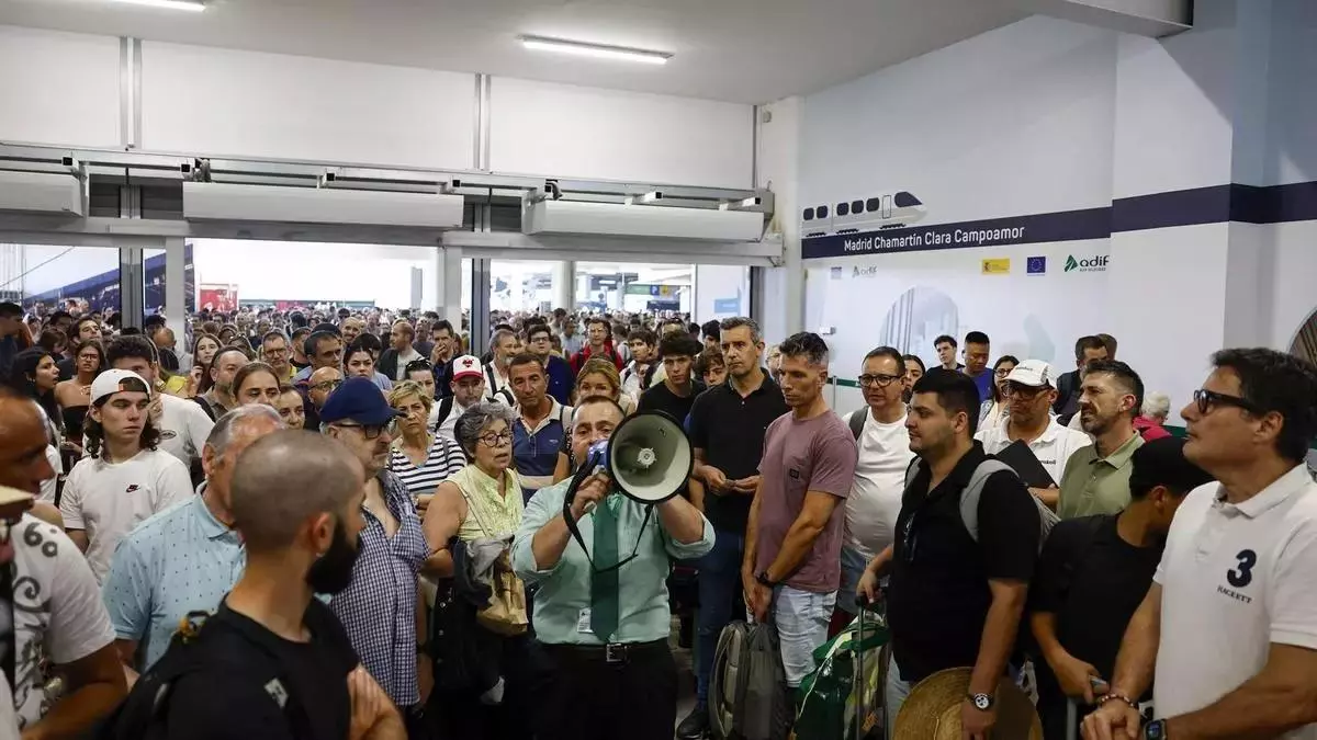 Un descarrilamiento en Chamartín provoca otro caos en la alta velocidad entre Madrid y la Comunidad Valenciana y Murcia: hay 34.000 afectados