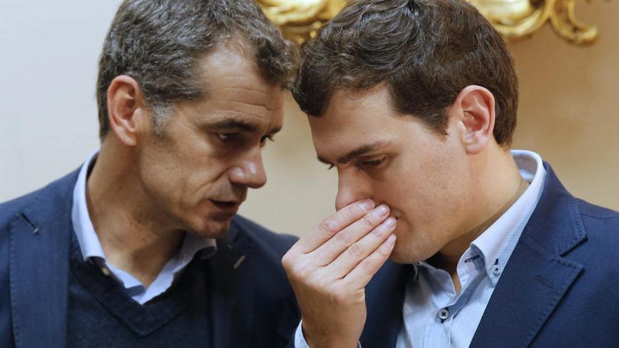 Toni Cantó conversa con el líder de C&#039;s, Albert Rivera.