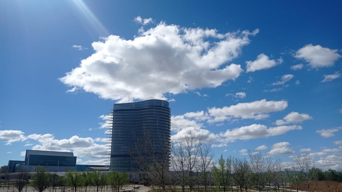 Sol y nubes desde el Parque del Agua - Luis Buñuel, el domingo