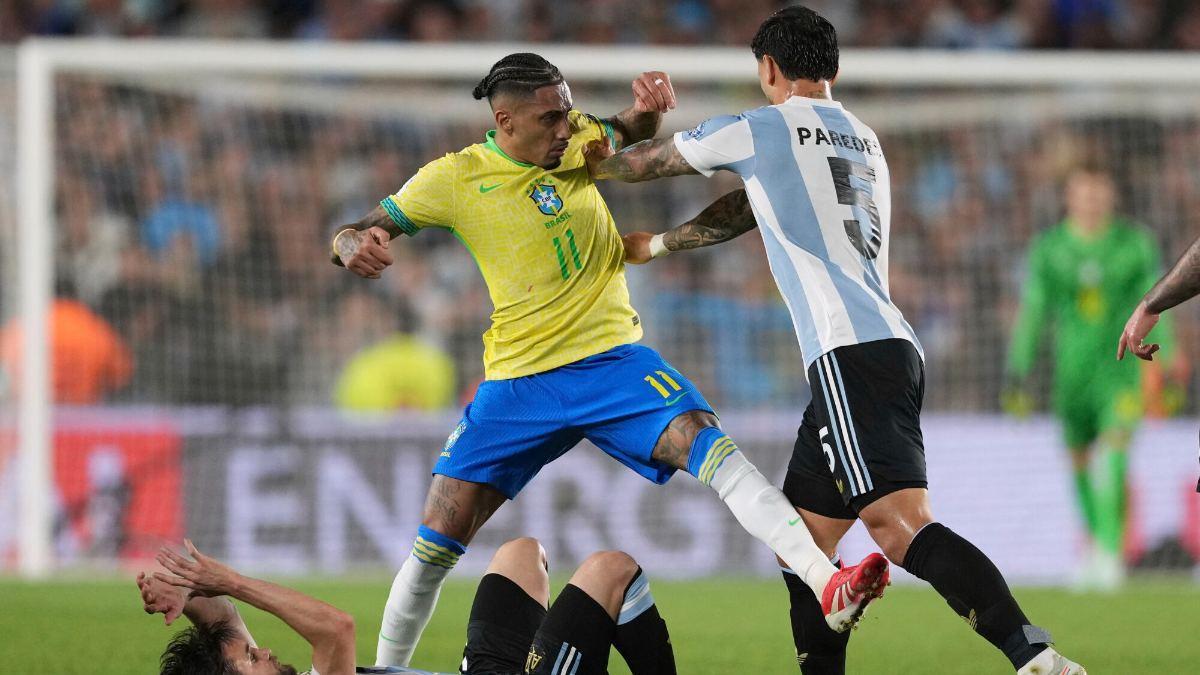 Raphinha en plena batalla con Leandro Paredes en el Argentina-Brasil