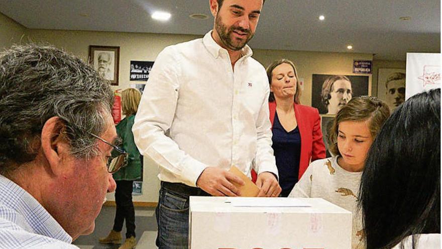 El secretario general del PSOE de Zamora, Antidio Fagúnez, vota en las Primarias. |