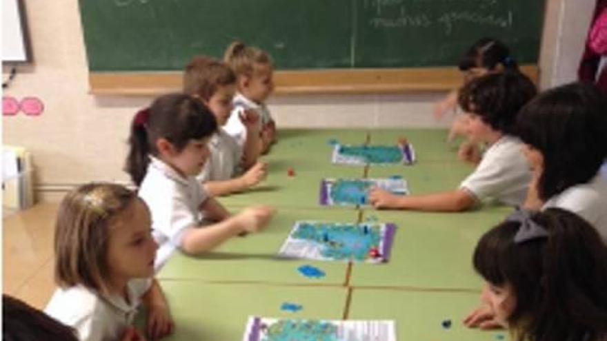 Grupo de niños en el colegio Carmelitas de Elda.