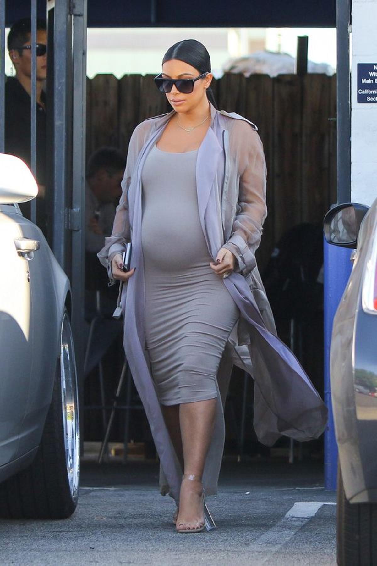 Kim Kardashian con tacones transparentes