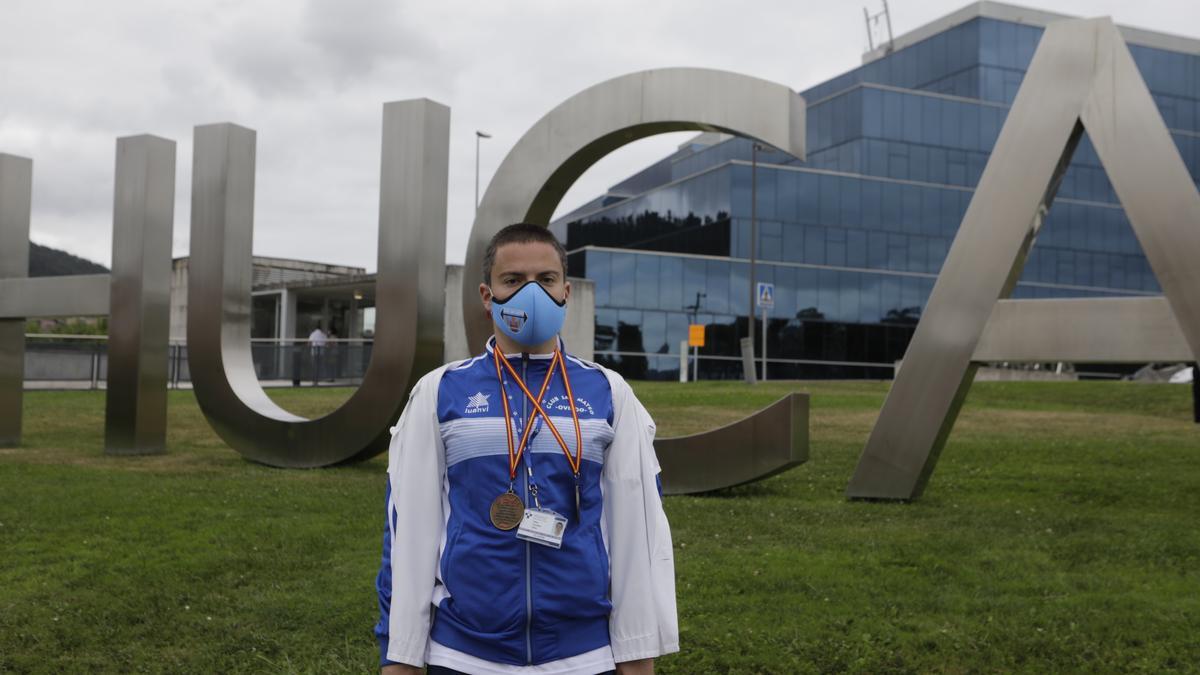 Pablo González a la entrada del HUCA