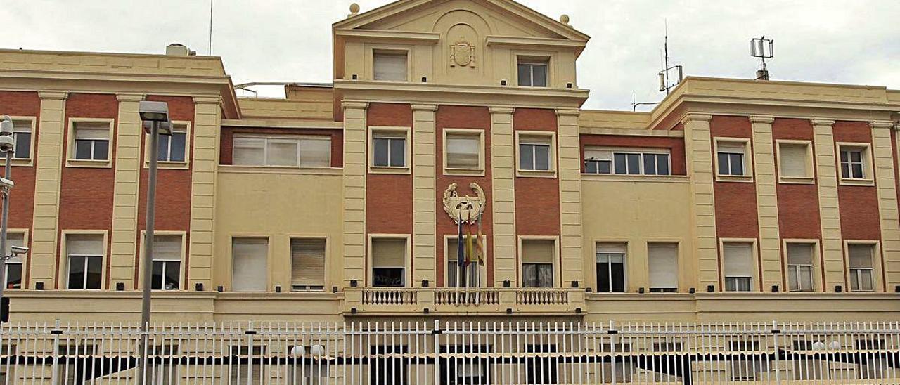 Vista de uno de los edificios de la Aduana de Hacienda, en La Marina de València.