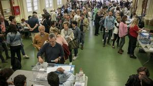 Ciudadanos votando en un colegio electoral de Gràcia