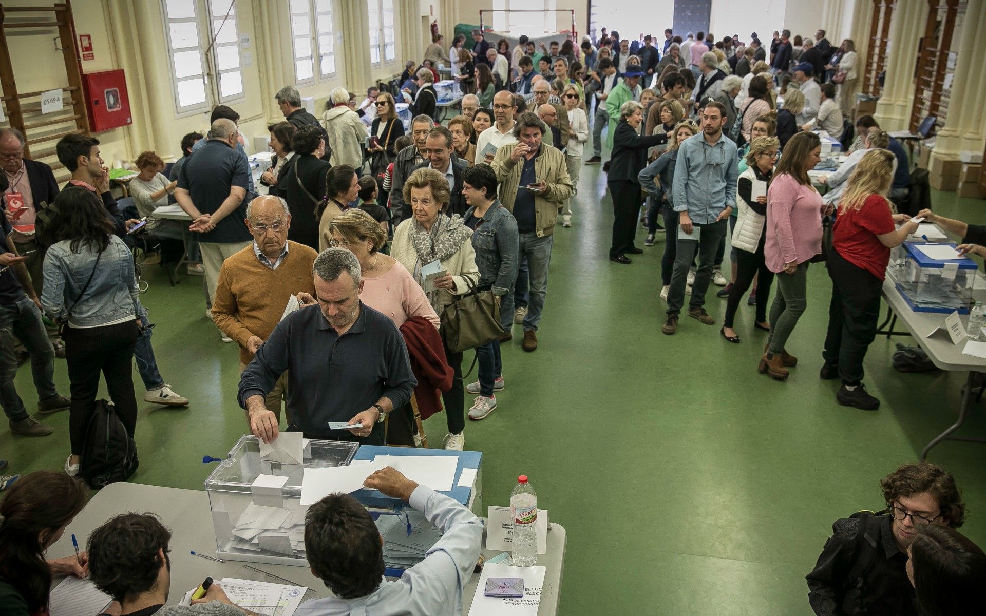 Ciudadanos votando en un colegio electoral de Gràcia