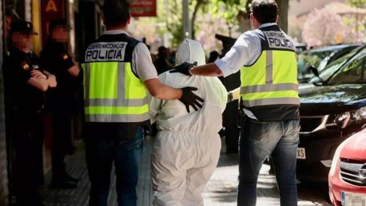 Die Polizei brachte die Tatverdächtige für eine Tatortbegehung in die Wohnung zurück.