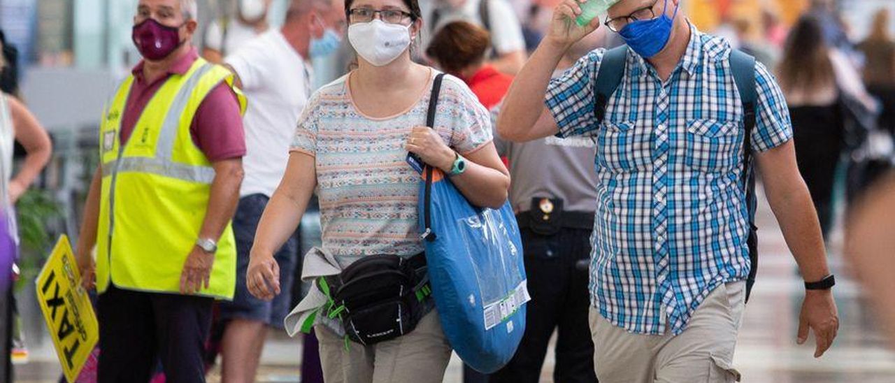 Turistas en el aeropuerto de Tenerife Sur