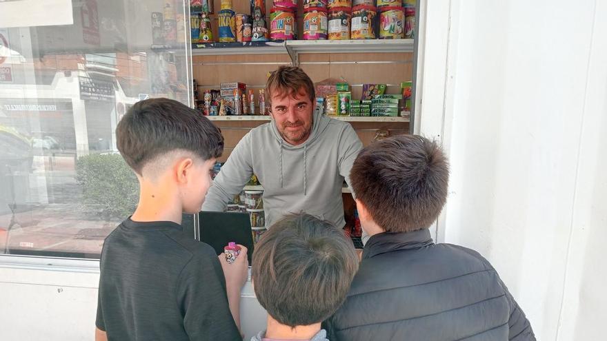 Pepe Borredà, vendedor pirotécnico en Gandia: "Enseño a mis hijos cómo deben manejar el material antes de Fallas y eso que es lo que deberían hacer todos".