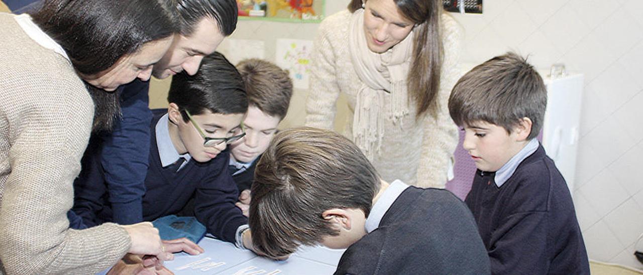 Alumnos y padres en los ejercicios en inglés en Montecastelo.