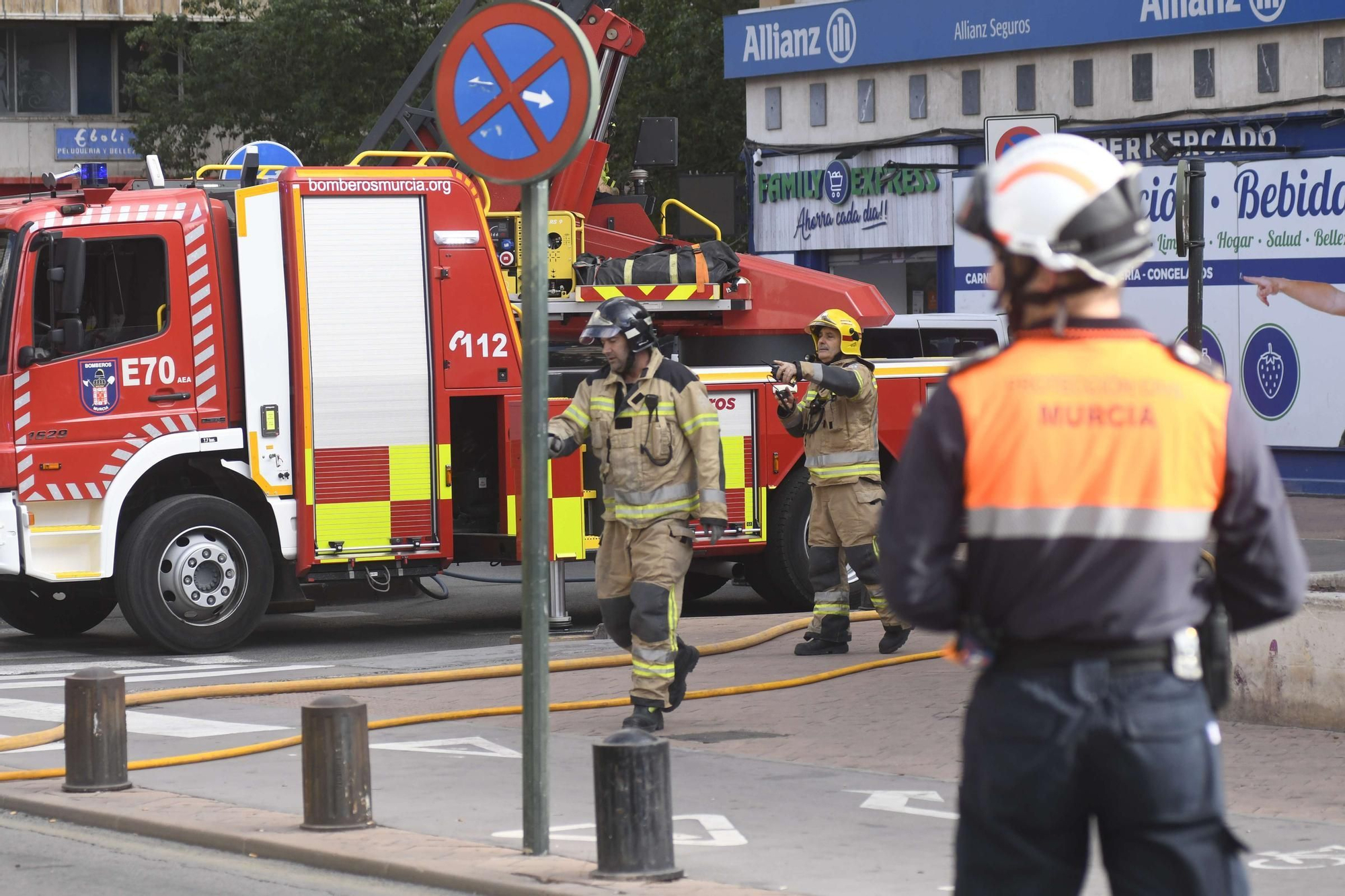 El incendio de un edificio en la Plaza Condestable, en imágenes