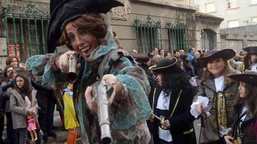 Desfile de disfraces y carrozas en Vilagarcía el año pasado.  // Noé Parga