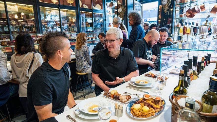 Tim Cook, con el chef español Dabiz Muñoz en el restaurante Lhardy, en Madrid.