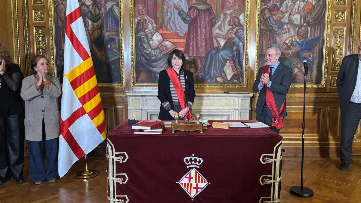 Corrons toma posesión como nueva concejal de BComú, acompañada del alcalde Collboni