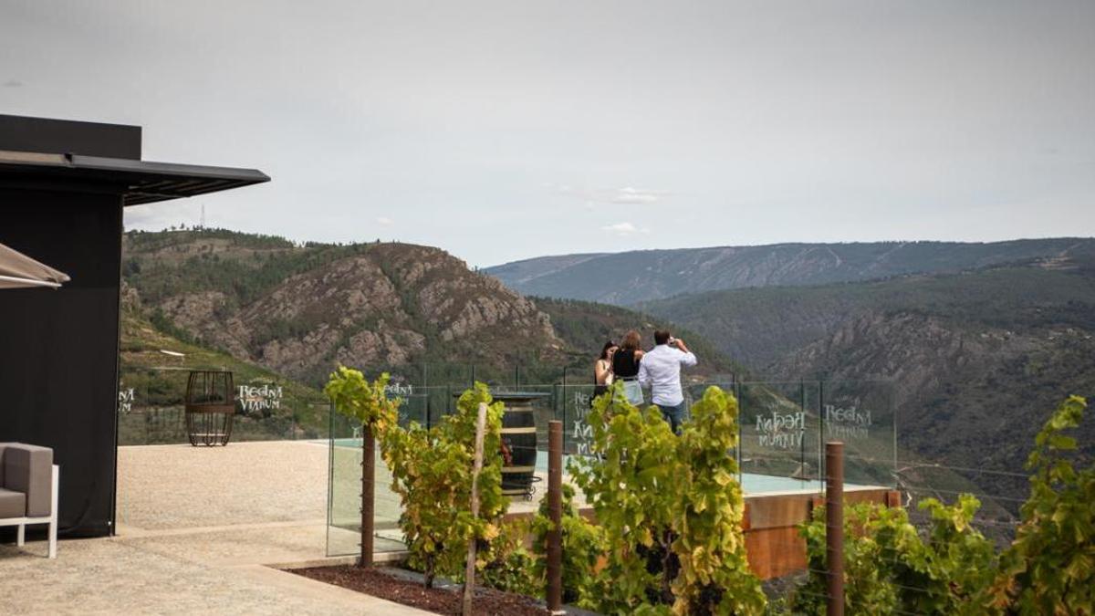 una terraza con vistas al cañón del Sil