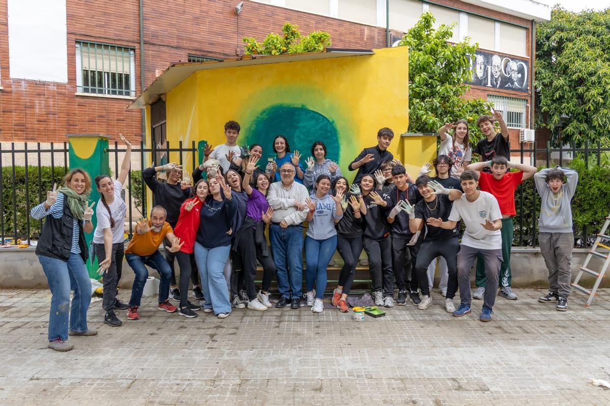 El particular mural confeccionado por el IES Grupo Cántico.