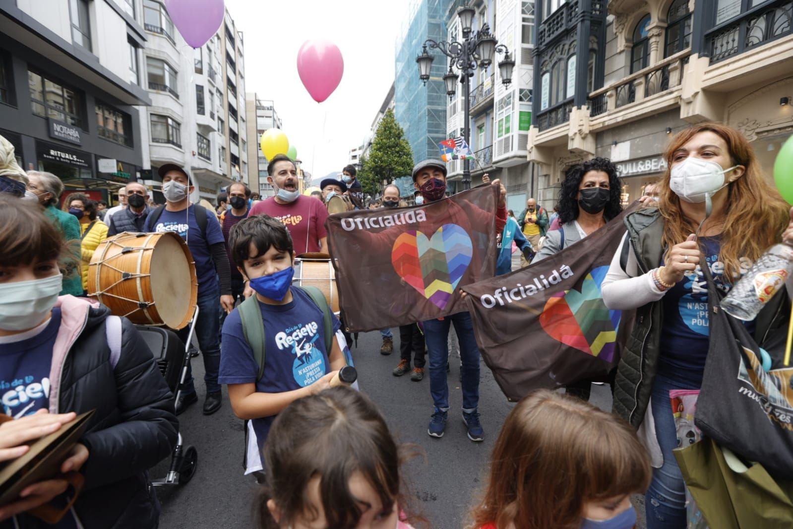 Los partidarios de la cooficialidad del asturiano se manifiestan en Oviedo