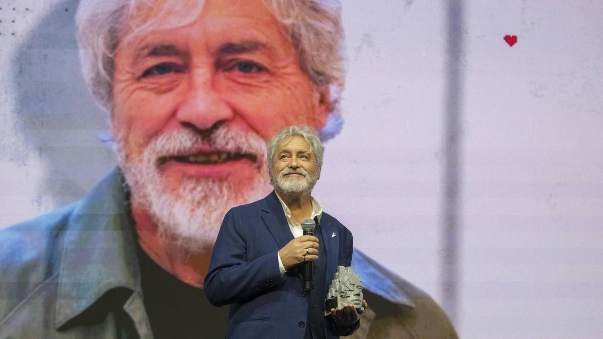 Manuel Rivas recolle o premio Galego do Ano no 2025.