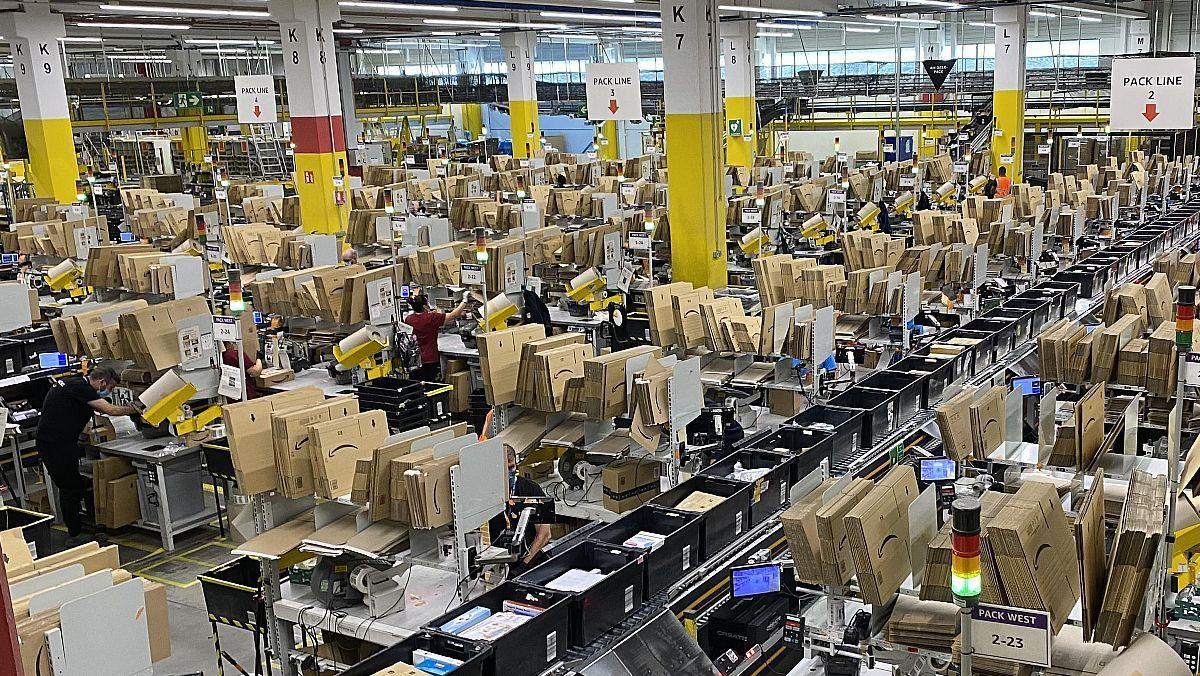 Zona de empaquetado de la planta logística de Amazon en El Prat.