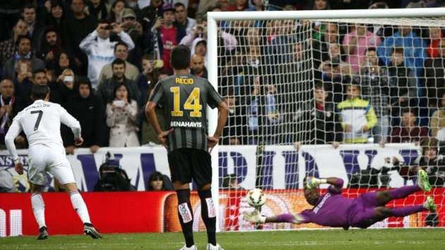 Cristiano manda un penalti a la madera, aunque Kameni había adivinado el lanzamiento.