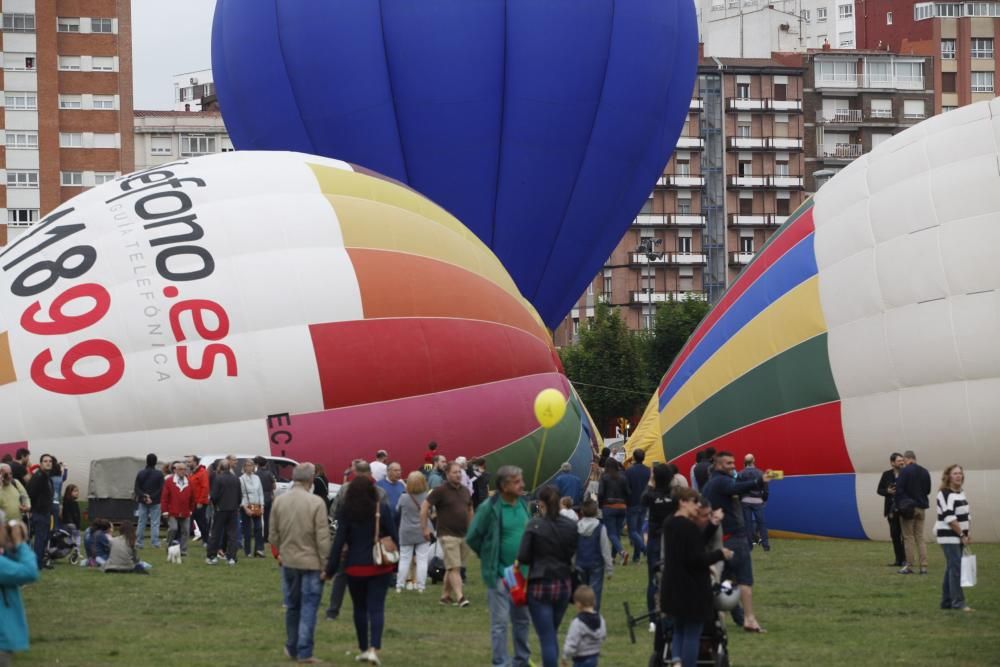 Salida de la regata de globos aerostáticos desde el "solarón", en Gijón.