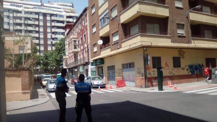 La Policía Municipal actúa en una caída de cascotes en la calle Cervantes