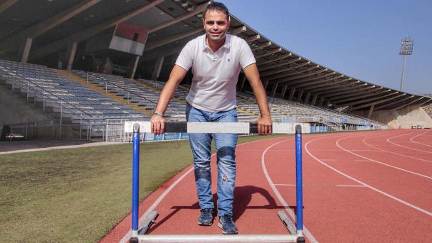 Jonathan Hernández Reyes posa en la calle ocho del Centro Insular de Atletismo de Tenerife.