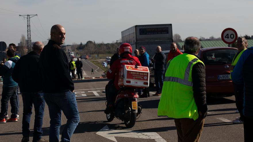 Madres, alumnos, autónomos, un bebé y un perrito atrapados entre Moraleja y Zamora por las protestas agrarias