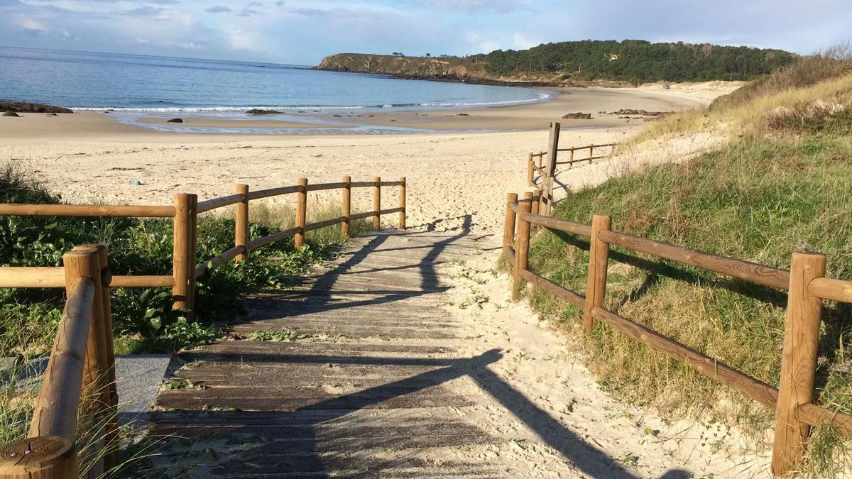 Vista de la playa de Pragueira y su pasarela de acceso en Sanxenxo.