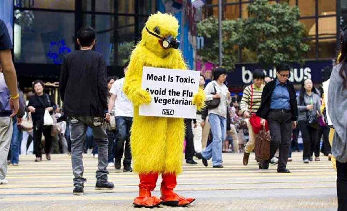 Un activista vegetariano de la organización PETA (Gente por el Tratamiento Ético de los Animales) disfrazado de ave se manifiesta en contra del consumo de carne en Hong Kong (China).