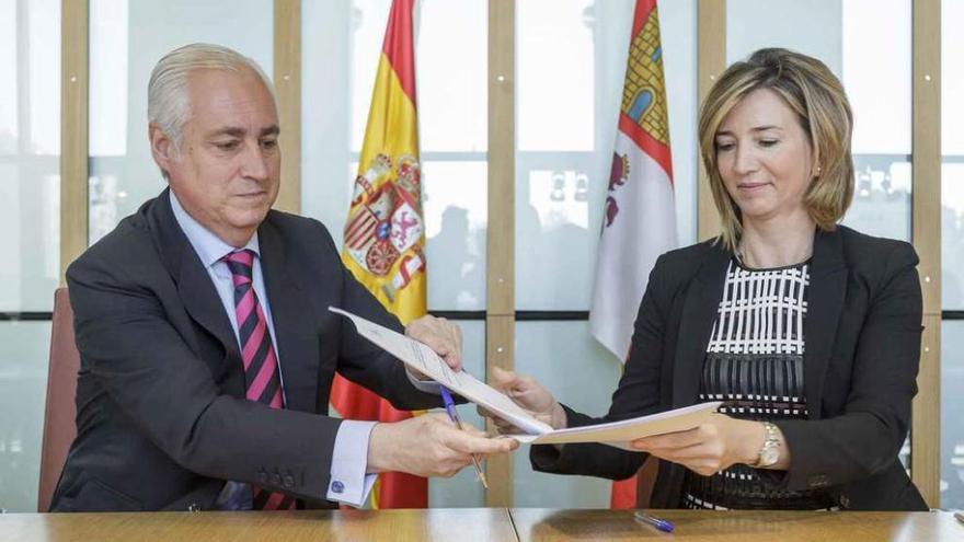 José Luis Concepción y Alicia García, durante la firma del protocolo.