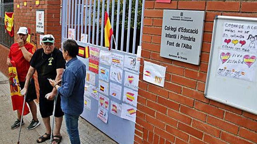 Terrassa Omplen de banderes espanyoles la porta d&#039;accés a l&#039;escola