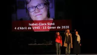 Así ha sido el estreno de la obra de teatro sobre Isabel-Clara Simó en Alcoy