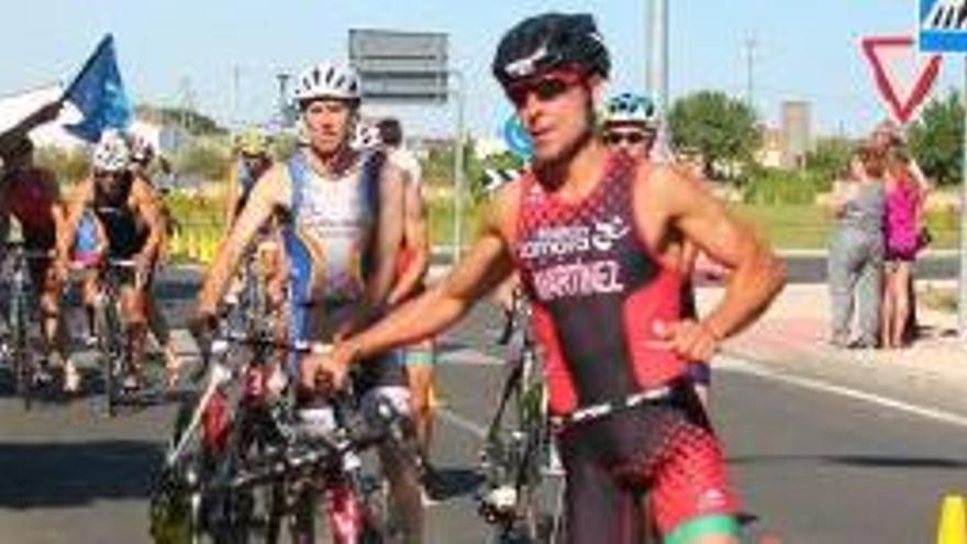 Alfonso Martínez en la transición de bici a carrera a pie