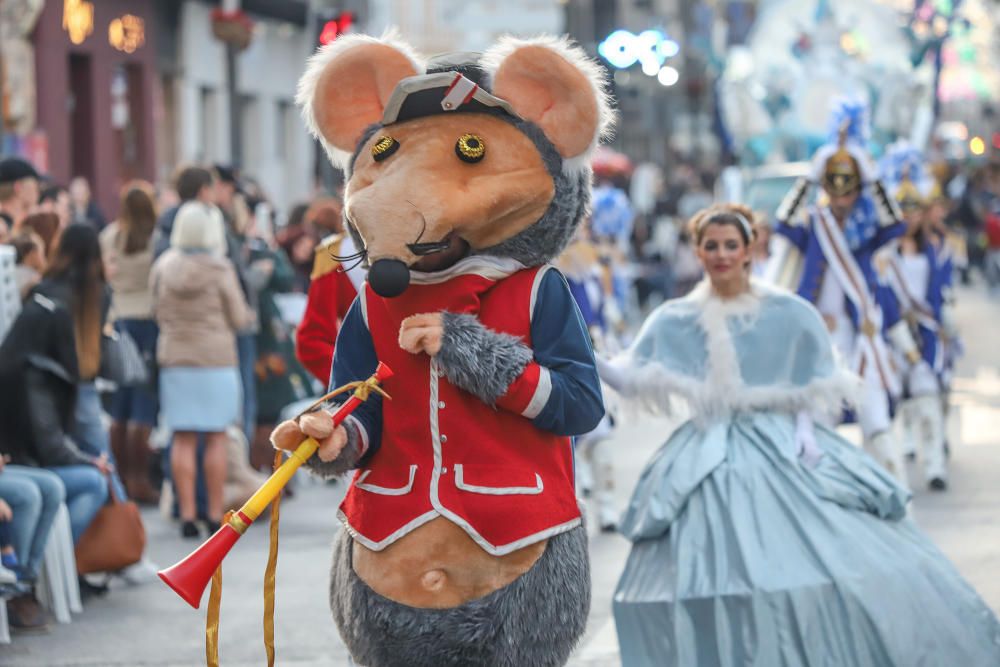 El Desfile Infantil recorrió la calle Ramón Gallud, en el centro de Torrevieja, en uno de los actos más populares de las fiestas patronales en honor a la Purísima