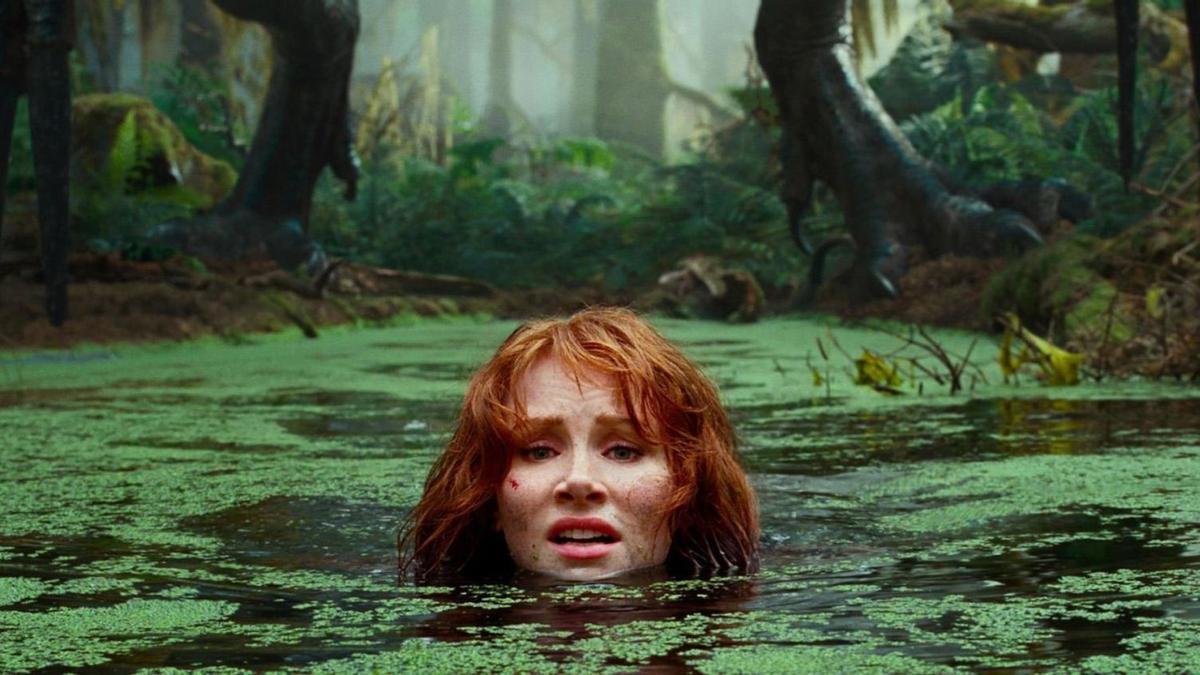 Bryce Dallas Howard, en una escena angoixant del nou lliurament de la saga de «Jurassic Park» | FOTOGRAFIA PROMOCIONAL