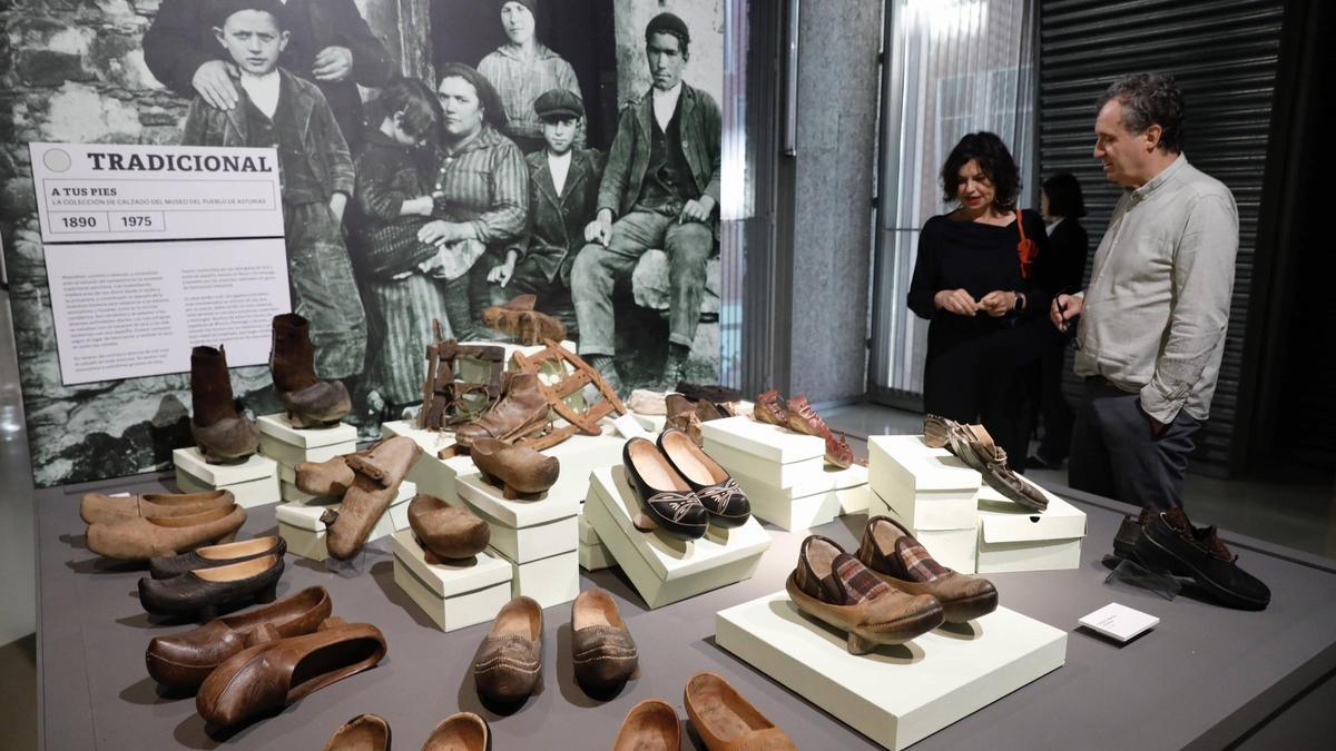 N'imaxes | El Muséu del Pueblu d’Asturies enseña parte de la so colección de calzáu