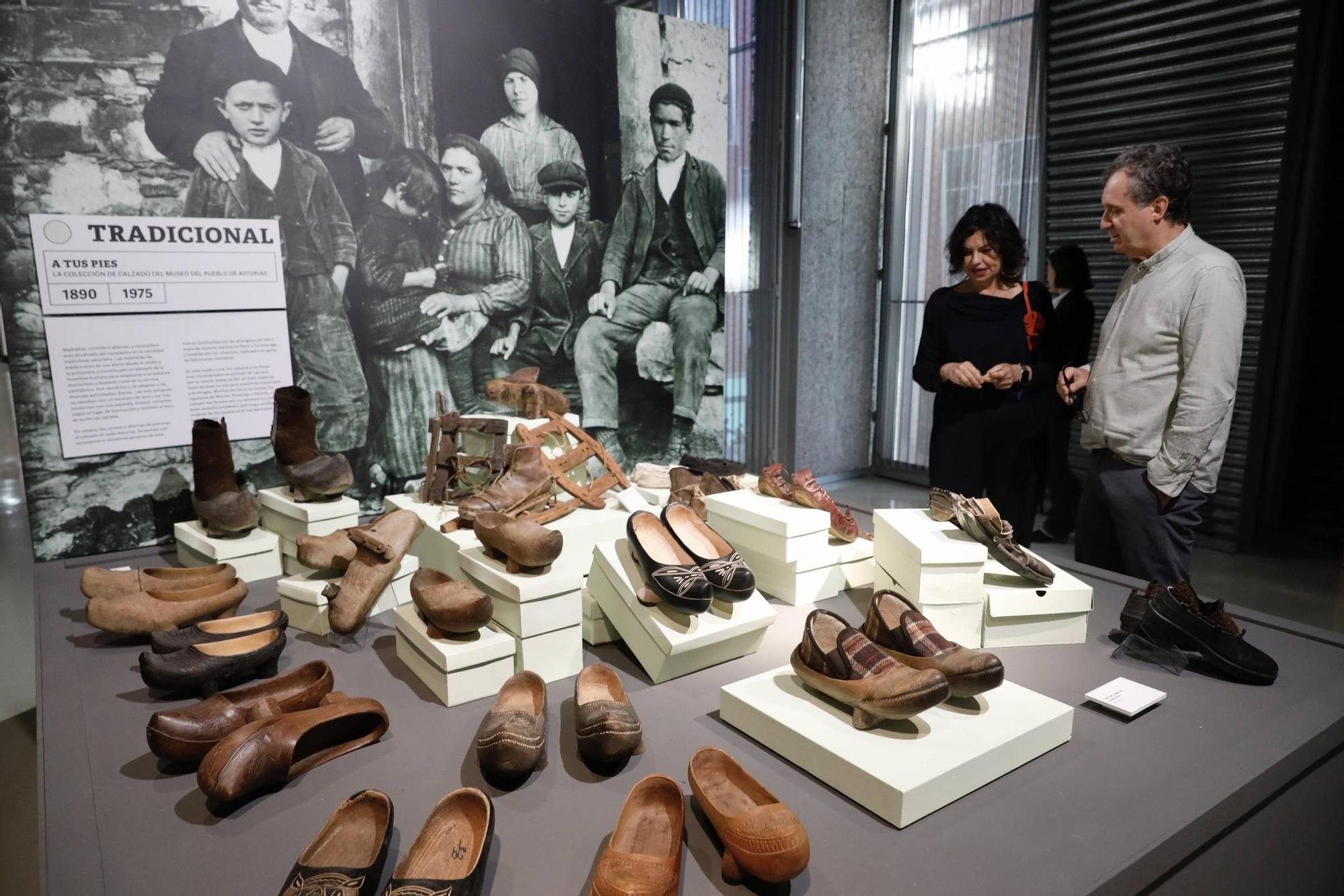 En imágenes | El Muséu del Pueblu d’Asturies muestra parte de su colección de calzado