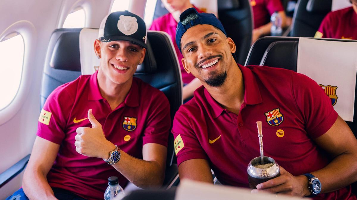 Héctor Fort y Ronald Araujo, en el avión.