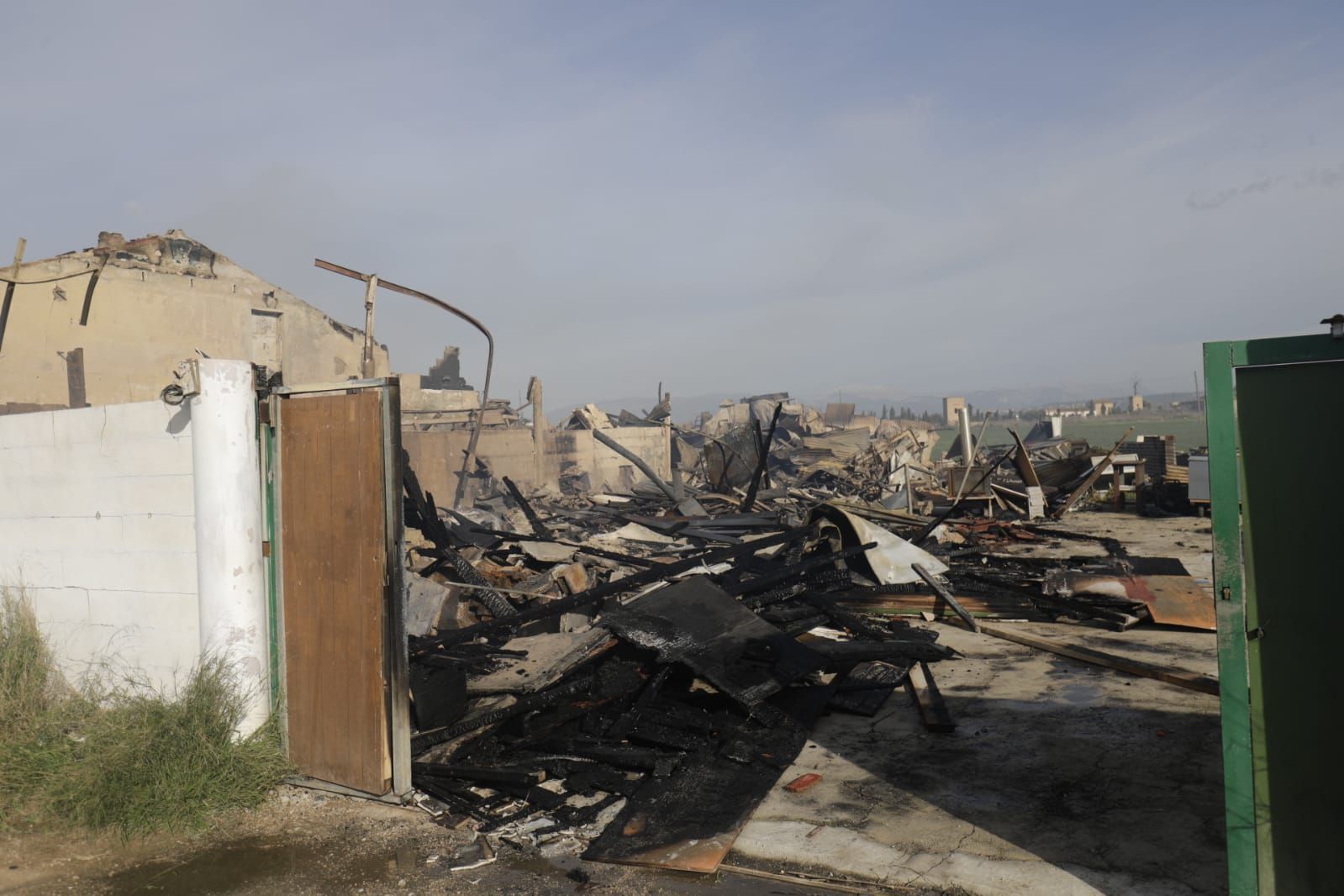 Un incendio de grandes dimensiones consume cuatro viviendas de madrugada junto a Son Banya